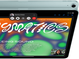 iPad Air a 12MP Center Stage kamerával, amely egy FaceTime-hívást folytató felhasználót mutat. Mögötte egy másik iPad
Air a hátlapjával és az azon lévő kamerával felénk fordítva.